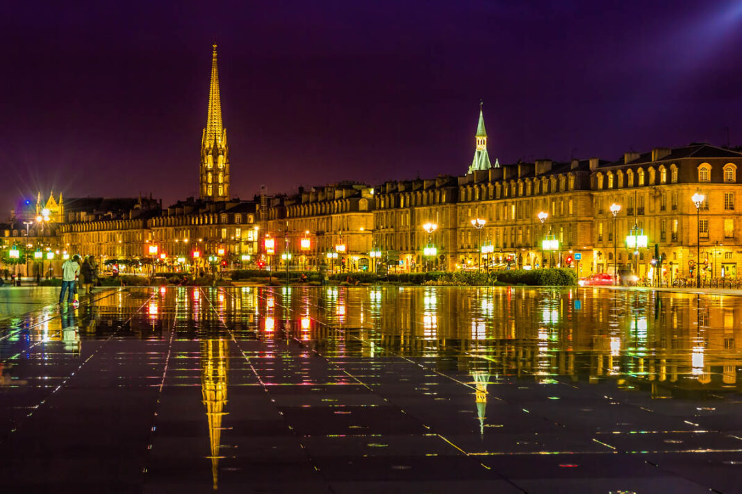 Der nächtliche Place de la Bourse mit dem Miroir d'Eau, dem weltgrößten Reflexionsbecken, bei Nacht in Bordeaux, Frankreich - © Leonid Andronov / Shutterstock