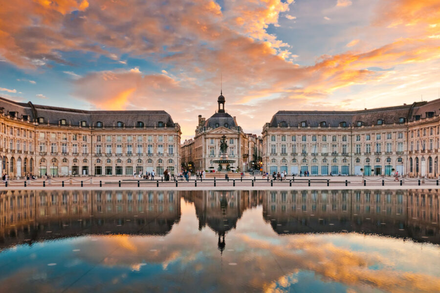 Der Place de la Bourse zählt zu den schönsten und bekanntesten Plätzen in der Altstadt von Bordeaux, Frankreich - © Alexander Demyanenko / Shutterst