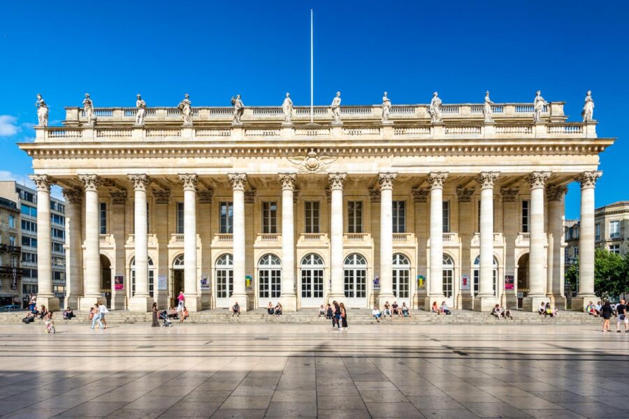 Das neoklassizistische Grand Théâtre von Bordeaux ist das bedeutendste Bühnenhaus im Südwesten Frankreichs und hat einen der schönsten Konzertsäle der Welt zu bieten - © saaton / Shutterstock