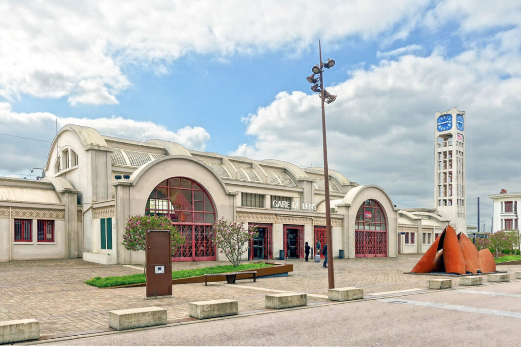Der Bahnhof von Lens repräsentiert die Form einer Lokomotive und wurde 1984 zu einem „monument historique“ von Frankreich ernannt - © Under CC BY-SA3.0/Wiki