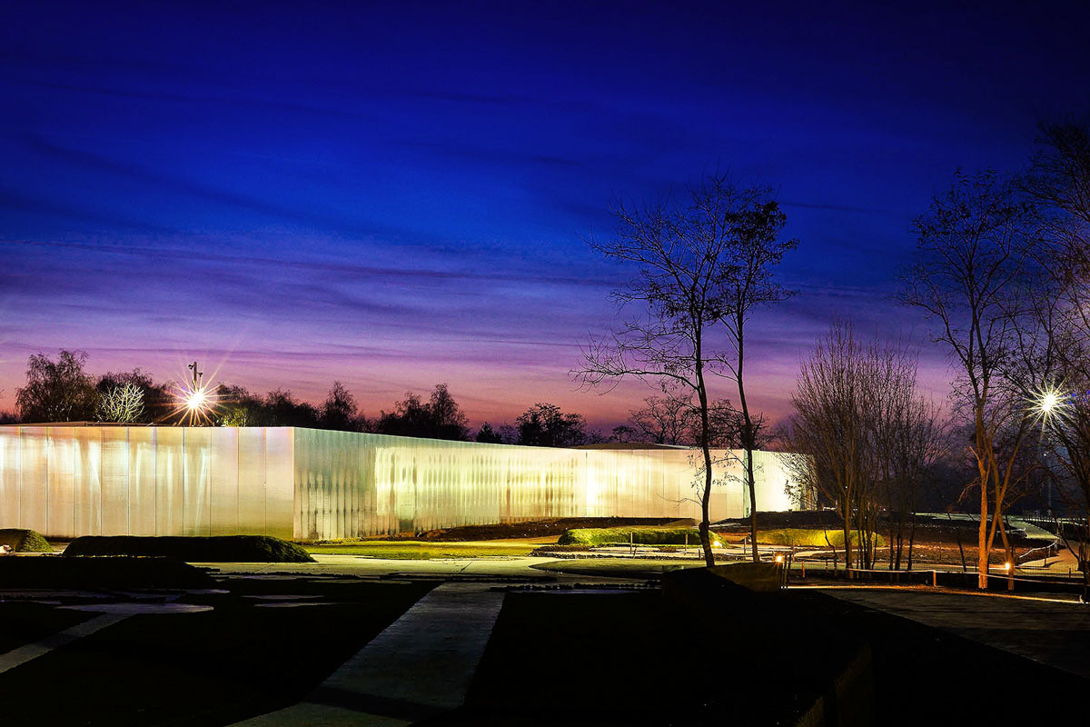 Die weitläufigen Museumsbauten des Louvre-Lens bilden eine moderne Zweigstelle des berühmten Kunstmuseums in Paris, Frankreich - © Julien Lanoo CC BY2.0/Wiki