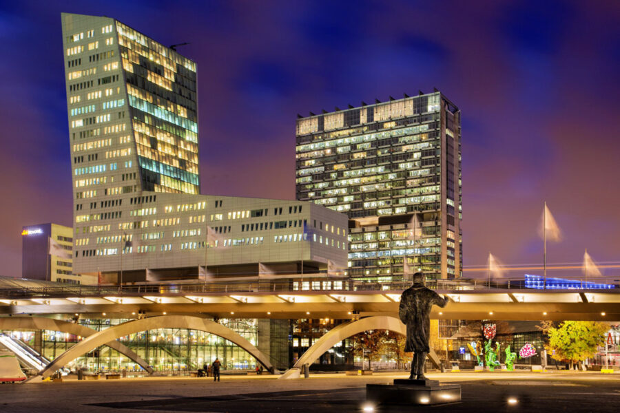Der Büro-Koloss "Tour de Lille" im modernen Stadtviertel Euralille ist mit 120 Metern das höchste Gebäude von Lille, Frankreich - © Production Perig / Shutterstock