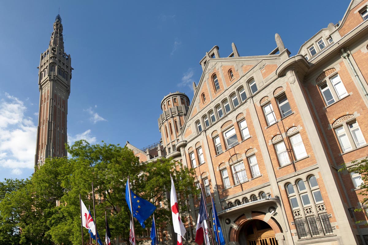 Mit seinem imposanten Turm zählt das Rathaus von Lille im Norden Frankreichs zu den meistbesuchten Sehenswürdigkeiten der Stadt