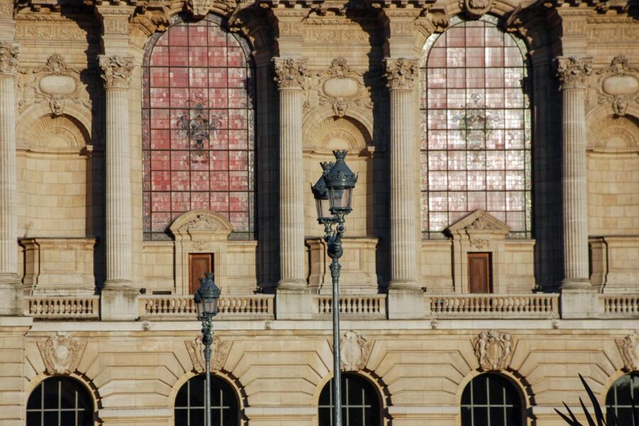 Hinter der kunstvollen Fassade des Palais des Beaux Arts in Lille verbergen sich nicht nur künstlerische Werke, sondern auch kostbare Reliefkarten aus der Zeit des Sonnenkönigs, Frankreich - © Daniel Leppens / Shutterstock