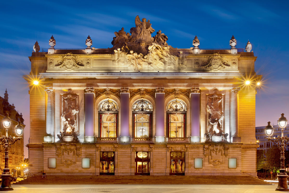Am Place du Théatre, nahe dem Grand Place, thront die prächtige Oper von Lille, deren eindrucksvolles Gebäude von Louis Cordonnier entworfen wurde, Frankreich