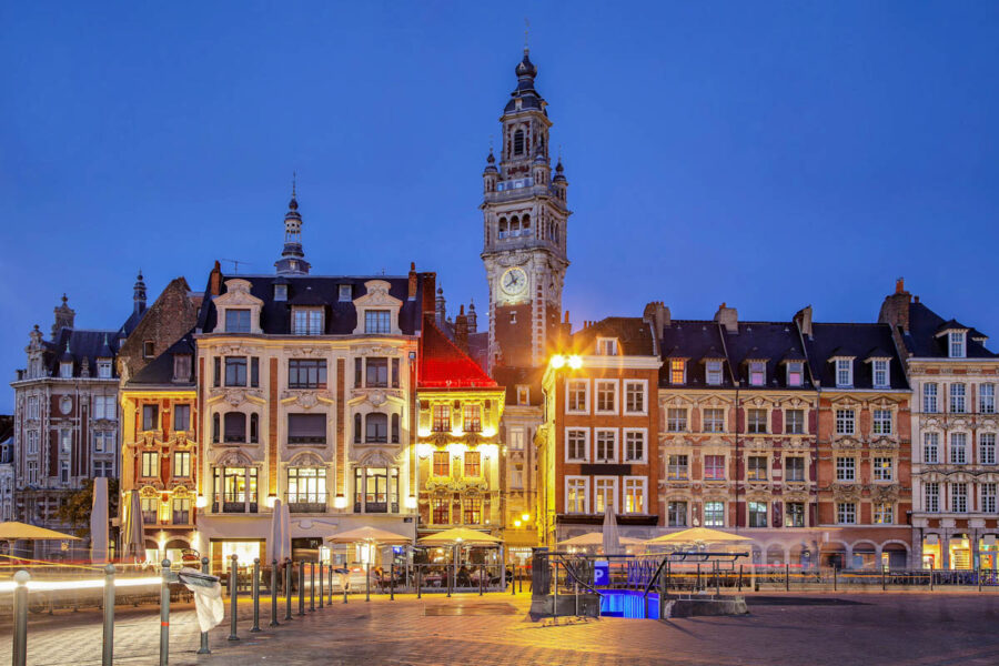 Der 100m hohe Turm der Handelskammer nahe des Grand Place von Lille, Frankreich, soll die Macht der Industrie demonstrieren - © Sergey Dzyuba / Shutterstock