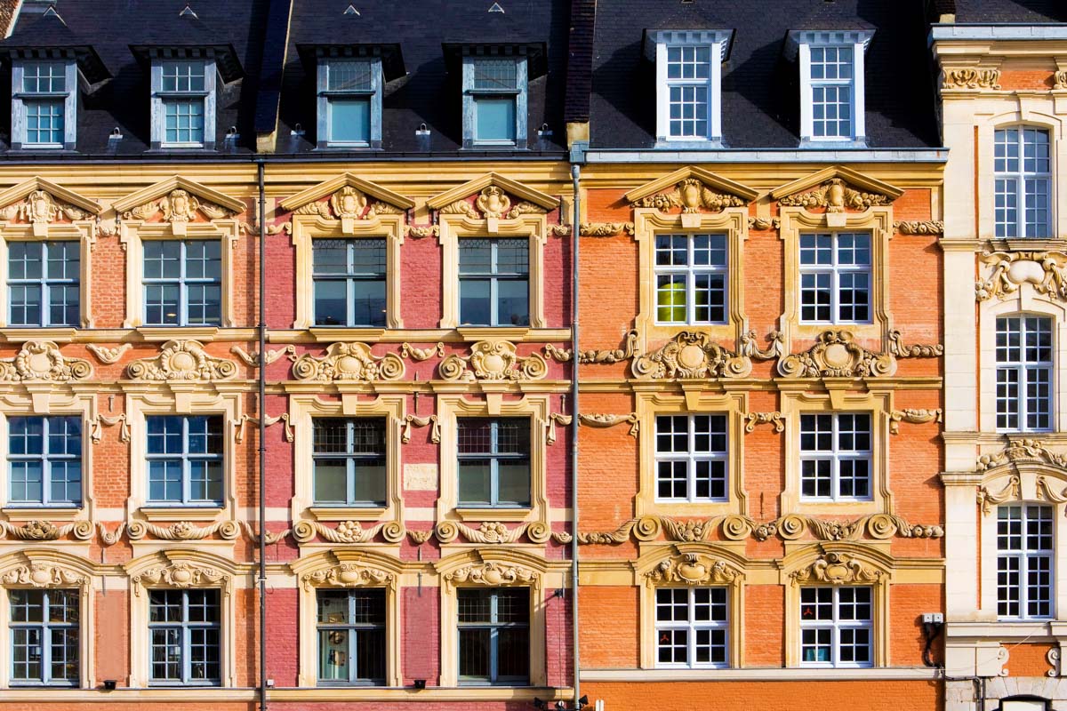 Reich geschmückte Barockfassaden aus dem 17. Jahrhundert zieren den Grand Place von Lille, Frankreich