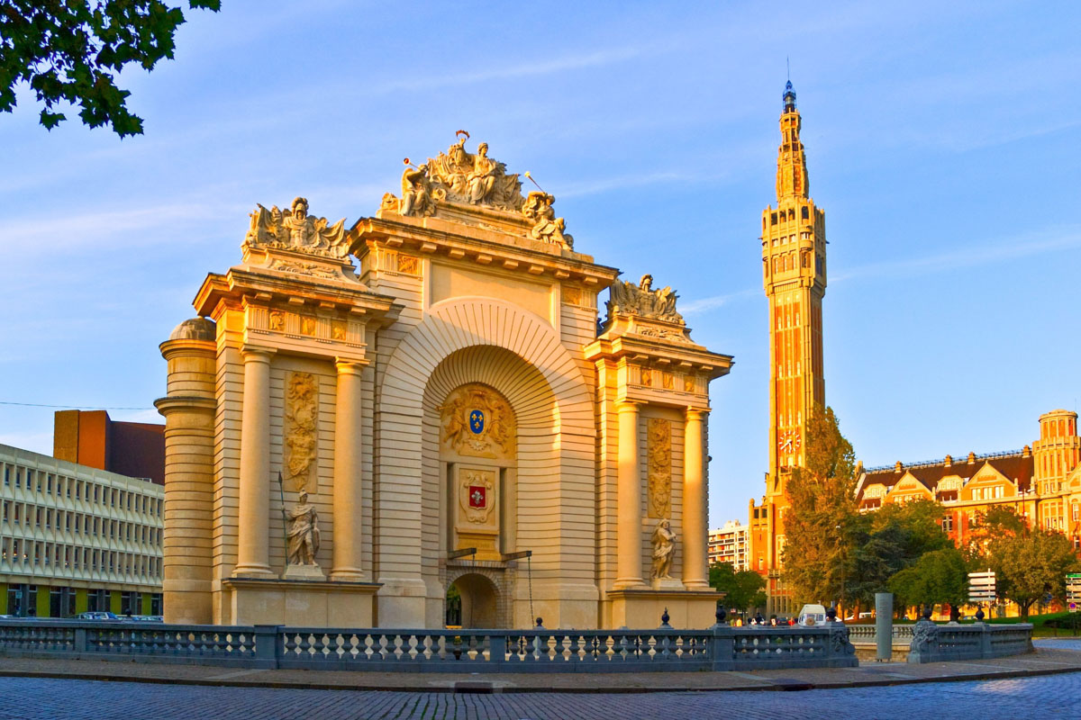 Gleich in der Nähe des Porte de Paris liegt das Rathaus von Lille, das mit seinem hoch aufragenden Belfried schon von weitem sichtbar ist