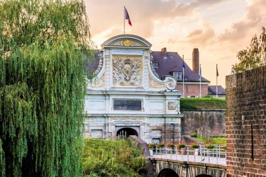 Eingang zur Zitadelle von Lille, Frankreich, die heute eine Elite-Einheit des französischen Militärs beherbergt - © Ralf Siemieniec / Shutterstock