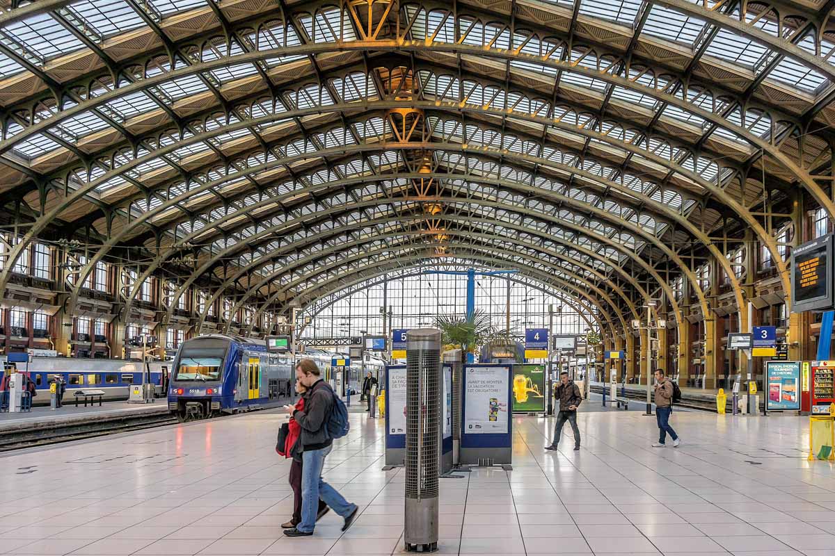 Der Gare de Lille-Flandres in Lilles modernem Stadtviertel Euralille bietet einen attraktiven Mix aus Historie und Moderne, Frankreich