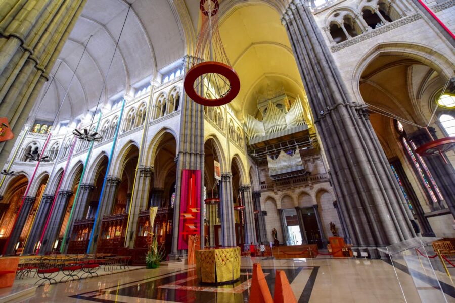 Heute ist die gewaltige Kathedrale Metropolitansitz und Sitz des römisch-katholischen Erzbistums von Lille, Frankreich - © Jordan Tan / Shutterstock