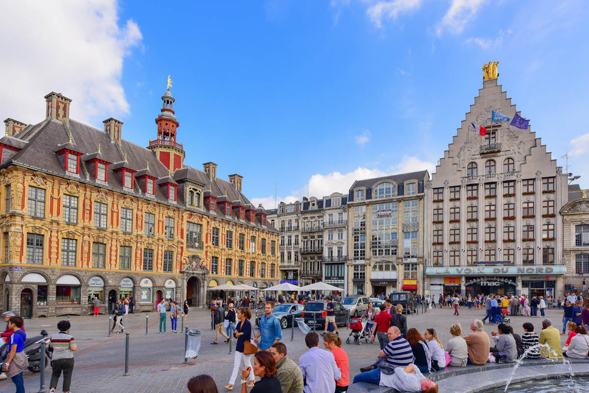 An der Südseite des Grand Place von Lille liegt die Heimat des Zeitungsverlags „La Voix du Nord“ mit dem unverwechselbar stufenförmigen Dach, Frankreich