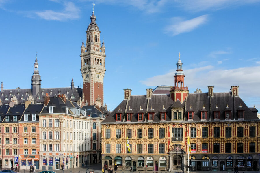 Die Alte Börse ist wohl das schönste und berühmteste Gebäude am Grand Place von Lille, Frankreich - © jorisvo / Shutterstock