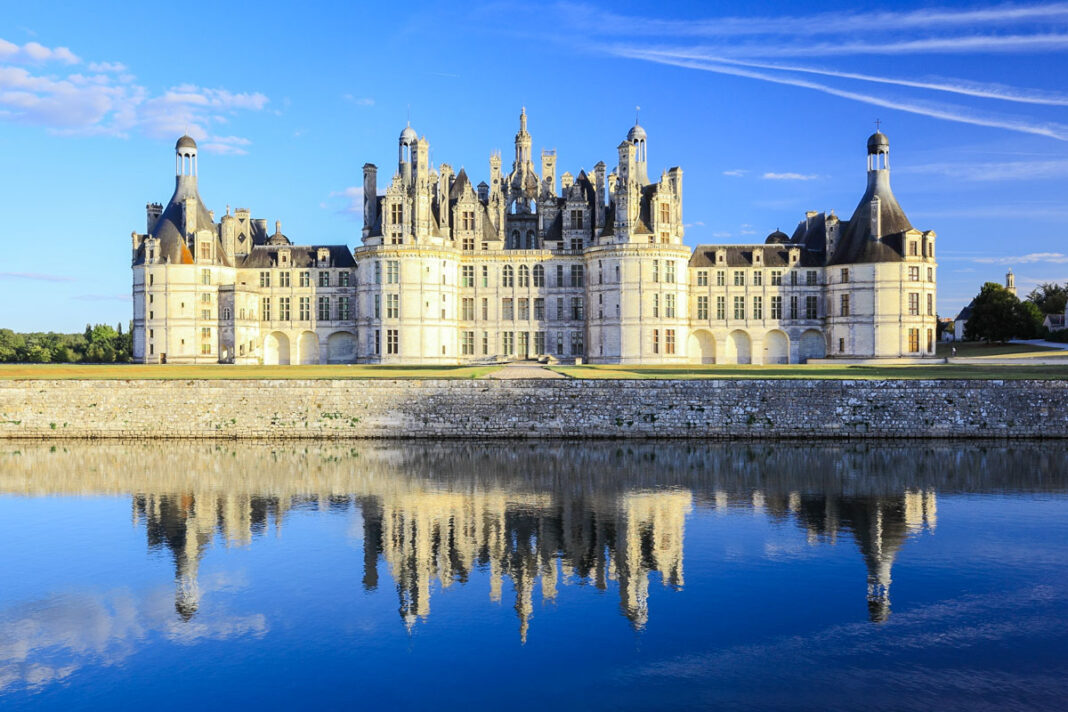 Das Schloss Chambord ist mit über 400 Zimmern und Kaminen ein äußerst imposantes Bauwerk und das größte Schloss an der Loire, Frankreich - © SR.LeePhotoTraveller/Shutterstoc