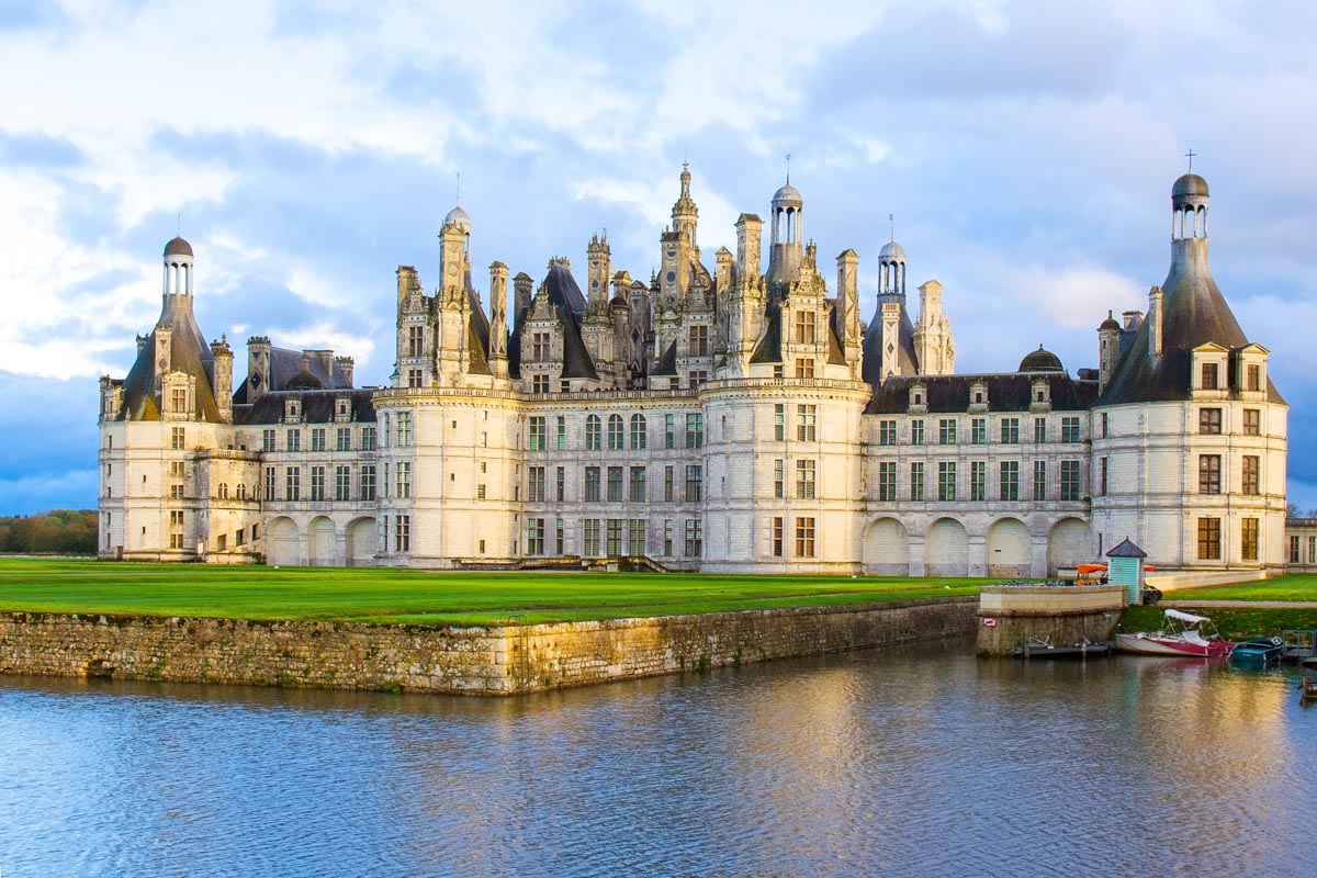 Im Sommer ist das Schloss Chambord Schauplatz von Aufführungen in historischen Kostümen mit genial inszenierten Beleuchtungseffekten und Projektionen, Loiretal, Frankreich