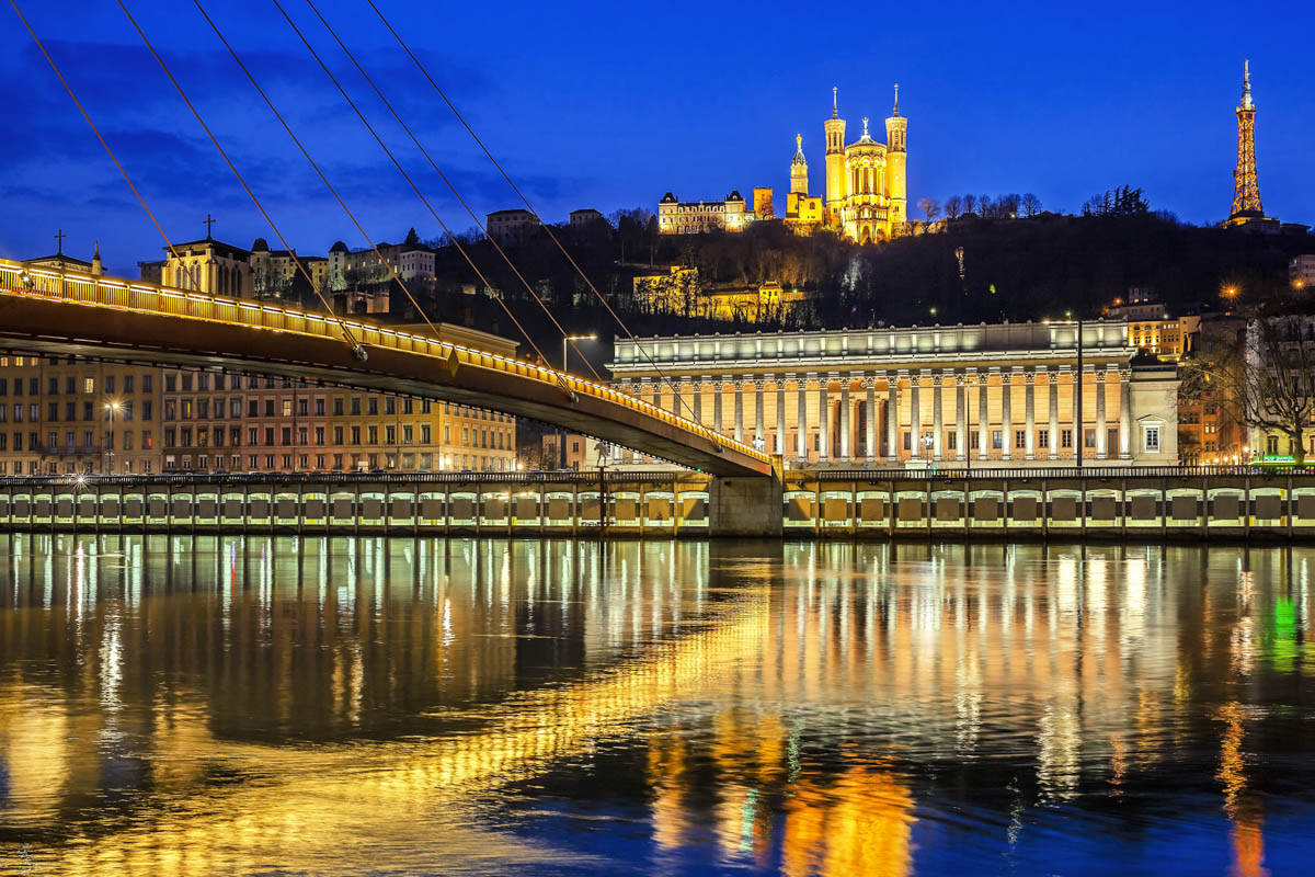 Neben über 2000 Jahre alten Ruinen und einem fantastischen Blick über Lyon sind am Mont Fourvière auch die elegante Basilika Notre Dame und ein Konkurrent des Eiffelturms zu finden, Frankreich