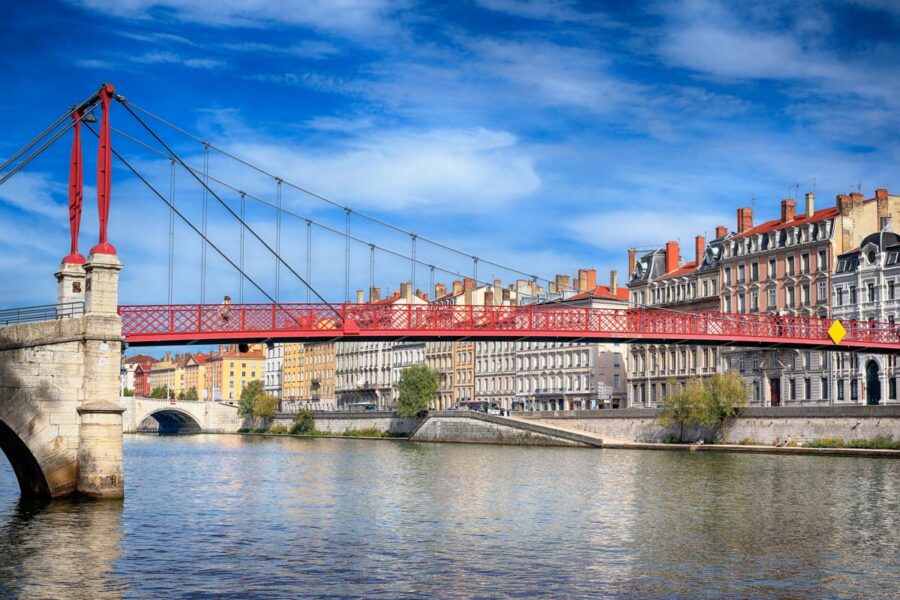 Als besonders malerisches Postkartenmotiv präsentiert sich in der Altstadt von Lyon die Fußgängerbrücke „Passarelle St. Georges“, die über die Saône führt, Frankreich - © prochasson frederic / Shuttersto