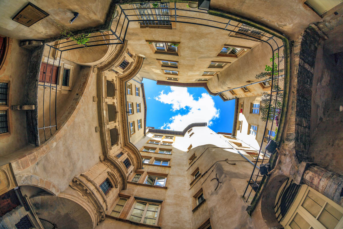 Die „Traboules“ genannten Gassen in der Altstadt von Lyon verbinden die parallel zum Fluss verlaufenden Straßen von Vieux Lyon, Frankreich