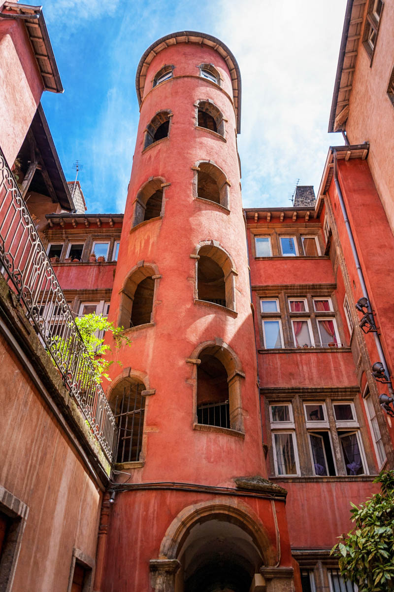 Der Tour Rose in den Traboules der Altstadt ist heute Teil eines Hotels und Restaurants und gehört zu den Wahrzeichen von Lyon, Frankreich   - © Pidgorna Ievgeniia / Shutterstoc