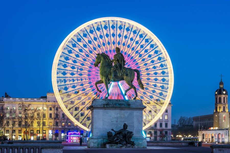 Der Place Bellecour ist der wohl schönste Platz von Lyon und zählt zu den größten Plätzen Frankreichs - © prochasson frederic / Shuttersto