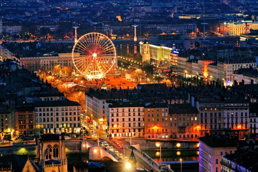 Touristen treffen sich im Place Bellecour nicht nur wegen seiner Bekanntheit, sondern auch weil sich hier die beiden größten Einkaufsstraßen von Lyon treffen, Frankreich - © Thierry Maffeis / Shutterstock