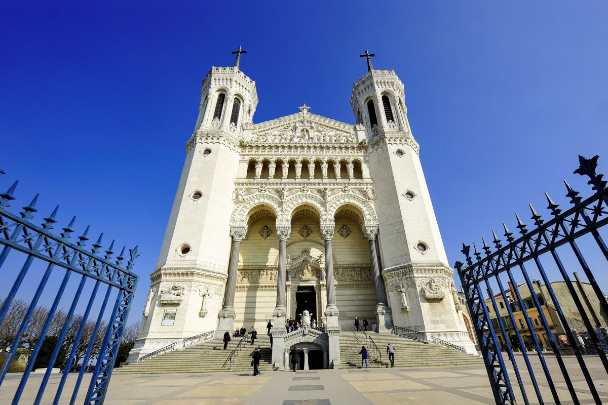 Die Basilika Notre Dame de Fourvière in Lyon wurde zwischen 1872 und 1896 auf den Überresten einer Marienkapelle aus dem 12. Jahrhundert erbaut, Frankreich