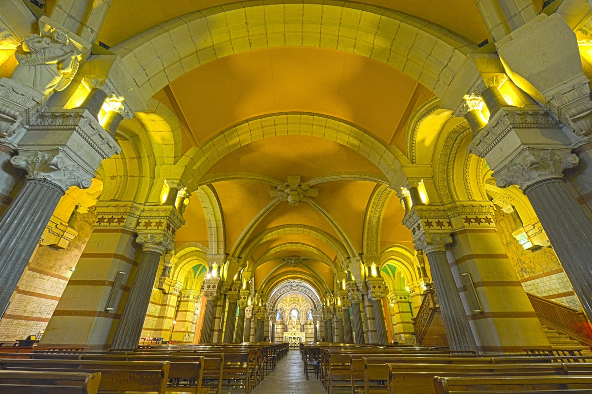 Symoblisch bewegt sich der Besucher in der Basilika Notre Dame de Fourvière in Lyon, Frankreich, von der Dunkelheit ins Licht