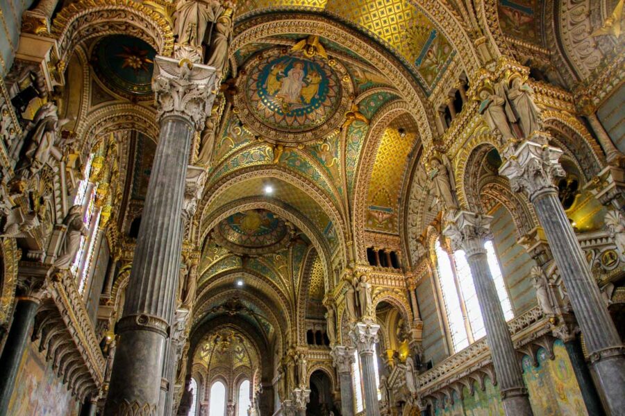 Beim Anblick des opulent geschmückten Innenraums der Basilika wird klar, warum die Gestaltung des Interieurs nach der Weihe noch Jahrzehnte lang andauerte, Lyon, Frankreich   - © Ludovic Courtès CC BY-SA3.0/Wik