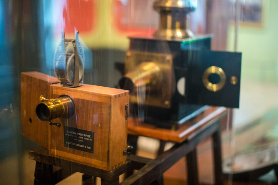 Der Cinematograph, der erste Filmprojektor der Welt, ist heute im Institute Lumière in der Altstadt von Lyon zu besichtigen, Frankreich - © Victorgrigas CC BY-SA4.0/Wiki