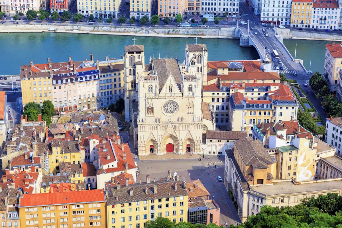 Blick aus der Vogelperspektive auf die Kathedrale Saint-Jean in Lyon, Frankreich