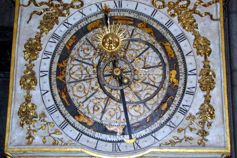 Neben der Uhrzeit zeigt die astronomische Uhr in der Kathedrale Saint-Jean auch die Positionen von Sonne, Monde und Erde, Lyon, Frankreich - © Chris 73 CC BY-SA3.0/Wiki