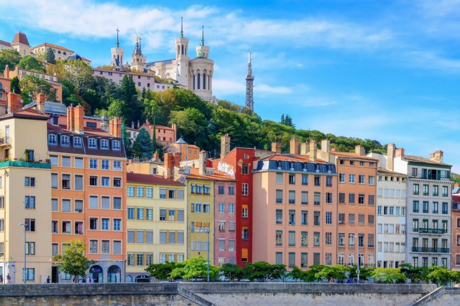 Die Türme der majestätischen Basilika Notre Dame auf dem Mont Fourvière von Lyon sind schon von weitem sichtbar, Frankreich - © Martin M303 / Shutterstock