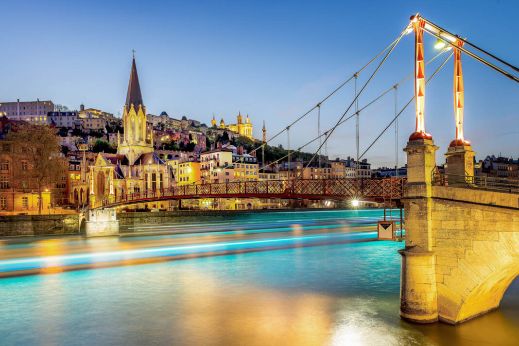 Blick auf den Mont Fourvière in Lyon von der Fußgängerbrücke St. George, Frankreich   - © ventdusud / Shutterstock