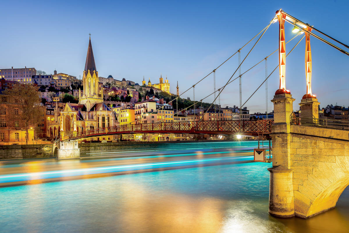 Blick auf den Mont Fourvière in Lyon von der Fußgängerbrücke St. George, Frankreich