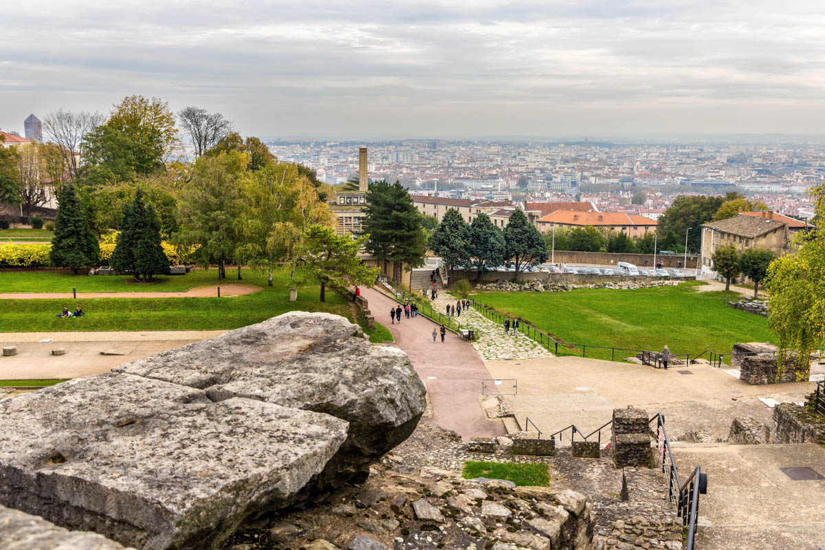 Blick auf Lyon von den Römischen Ruinen der ehemaligen Siedlung Lugdunum auf dem Mont Fourvière in Frankreich
