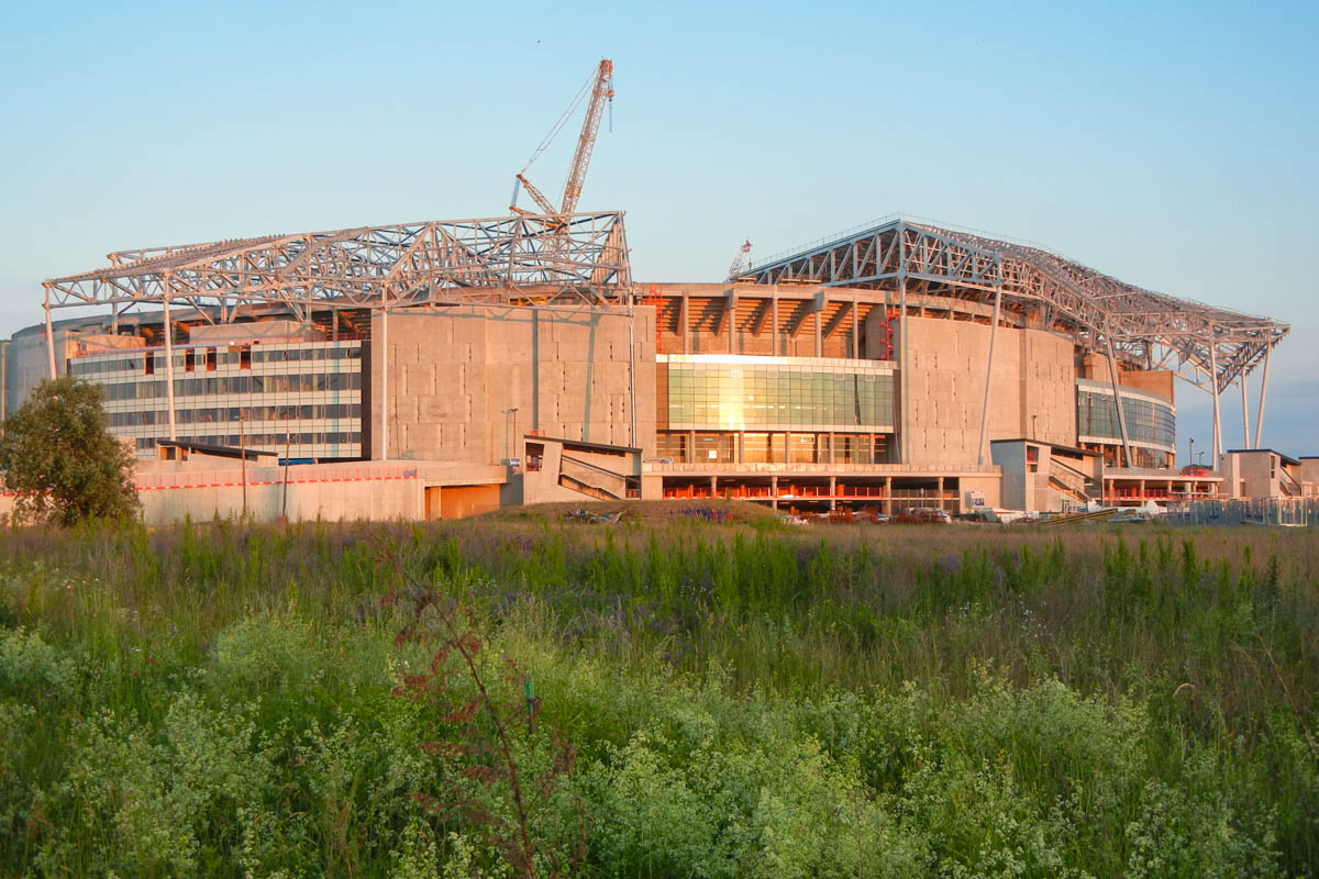 Das Stadion der Lichter bei Lyon ist Austragungsstätte der Fußball EM 2016 in Frankreichund Heimstadion von Olympique Lyon und fasst knapp 60.000 Zuschauer