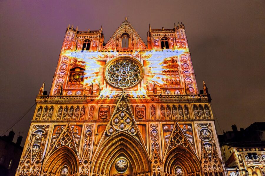 Die herrliche Kathedrale Saint-Jean am Fuß des Stadthügels Fourvière zählt zu den ältesten und prächtigsten Bauten der Altstadt - © Oscity / Shutterstock