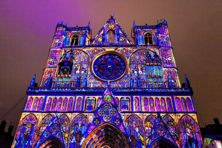Besonders prächtig erstrahlt die Kathedrale Saint-Jean beim jährlichen „Fest der Lichter“ in Lyon, Frankreich - © Oscity / Shutterstock