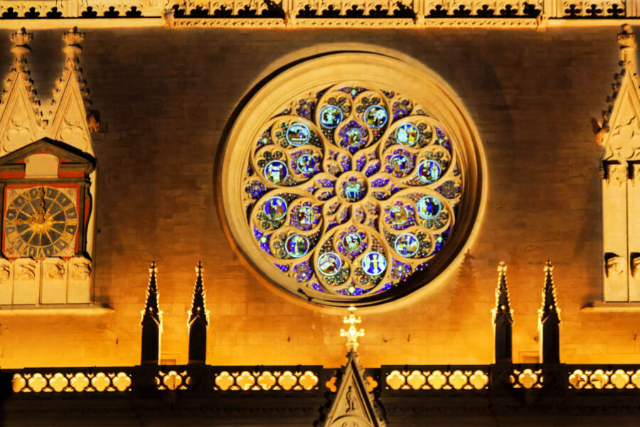 Die kunstvoll gearbeitete Rosette über dem Eingangsportal der Kathedrale Saint-Jean in Lyon, Frankreich, weist einen Durchmesser von 6 Metern auf - © Pierre-Jean Durieu / Shutterstoc