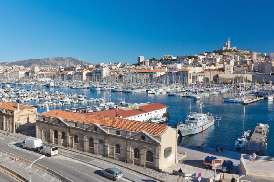 Dank Fischerei und Tourismus ist der älteste Hafen der Stadt nach wie vor ein wichtiger Wirtschaftsfaktor von Marseille, Frankreich - © Kanuman / Shutterstock