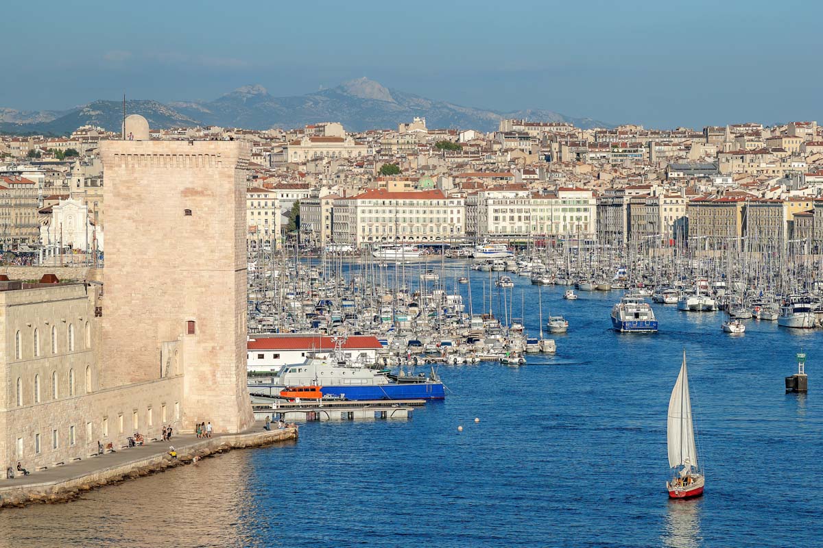 Der Vieux Port ist ein idealer Ausgangspunkt, um die zahlreichen Sehenswürdigkeiten von Marseille zu erkunden, Frankreich