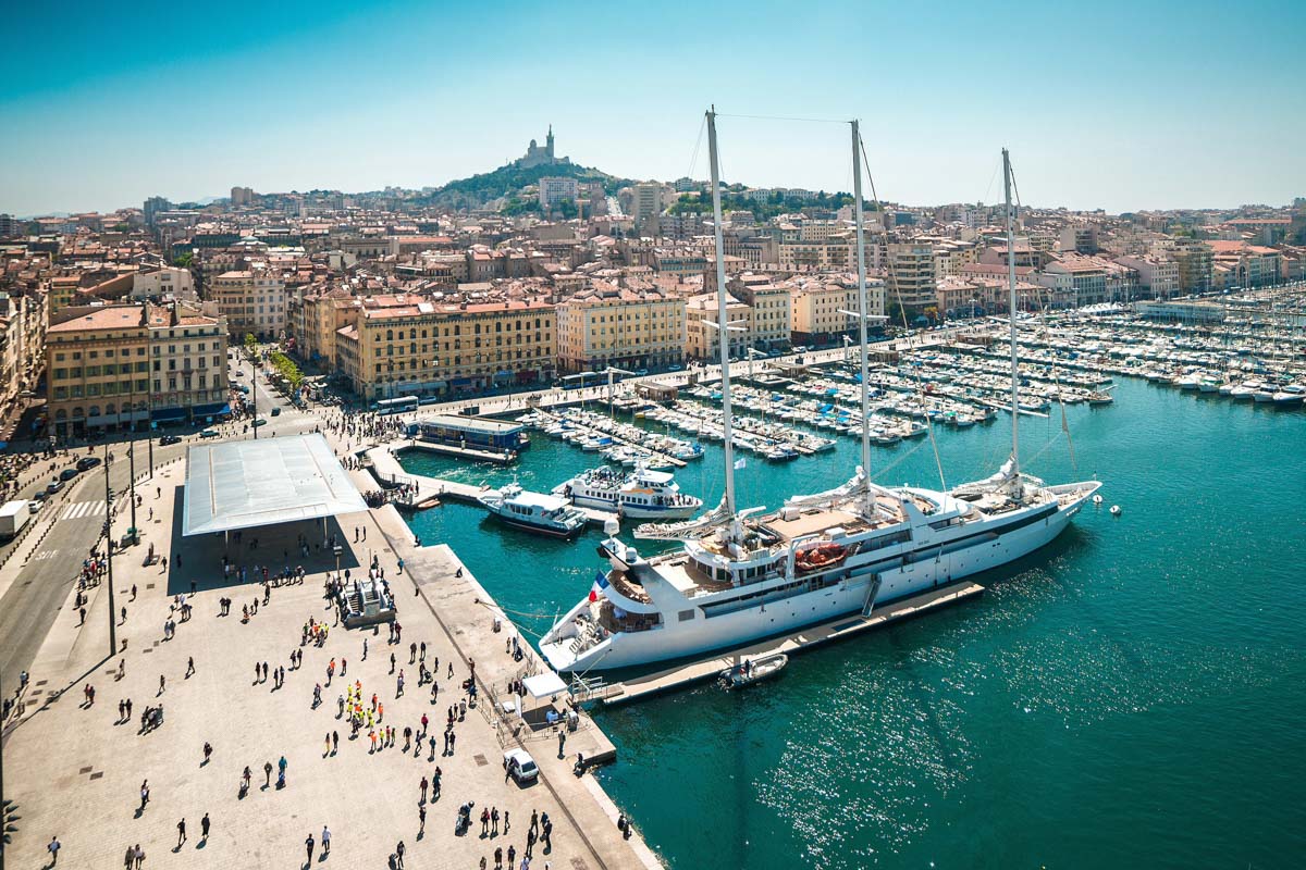 Der Alte Hafen geht bis auf die Antike zurück und gilt als touristisches Zentrum von Marseille, Frankreich