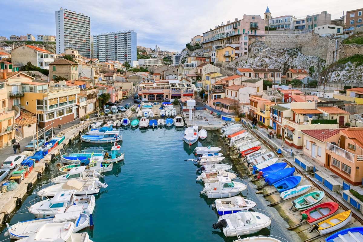 Am Alten Hafen von Marseille liegen sowohl schnittige Yachten, als auch kleine Fischerboote vor Anker, Frankreich