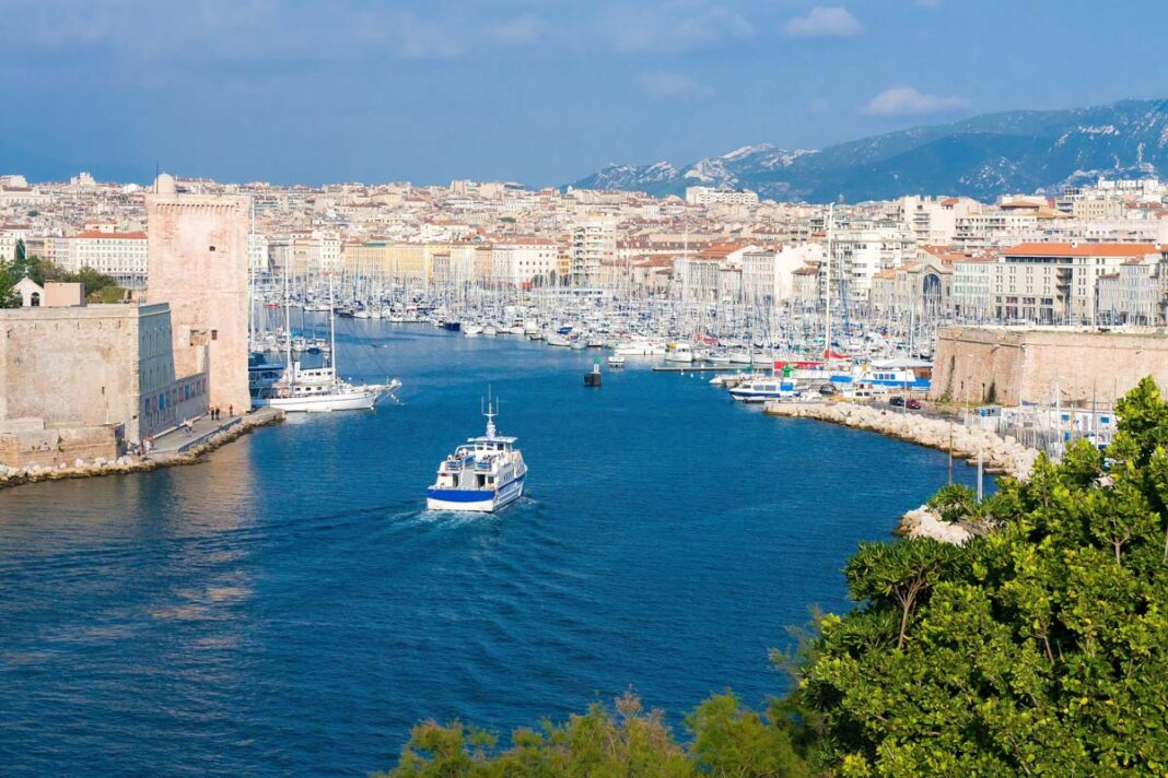 Der Vieux Port von Marseille zählt zu den ältesten Hafenanlagen Europas und zu den wichtigsten Sehenswürdigkeiten von Marseille, Frankreich - © Pierre-Yves Babelon/Shutterstock