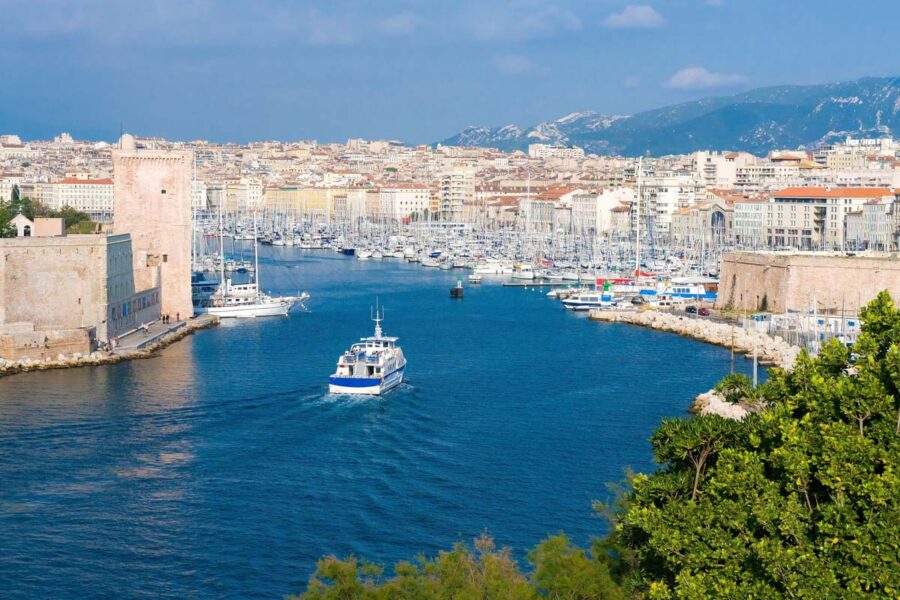 Der Vieux Port von Marseille zählt zu den ältesten Hafenanlagen Europas und zu den wichtigsten Sehenswürdigkeiten von Marseille, Frankreich - © Pierre-Yves Babelon/Shutterstock