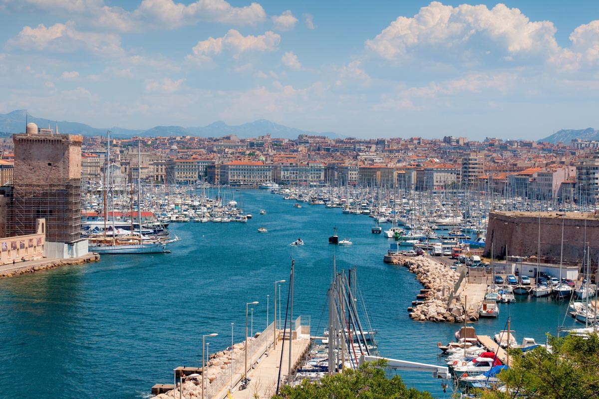 Touristen und Einheimische flanieren am Alten Hafen von Marseille zwischen noblen Yachten und gemütlichen Lokalen, Frankreich