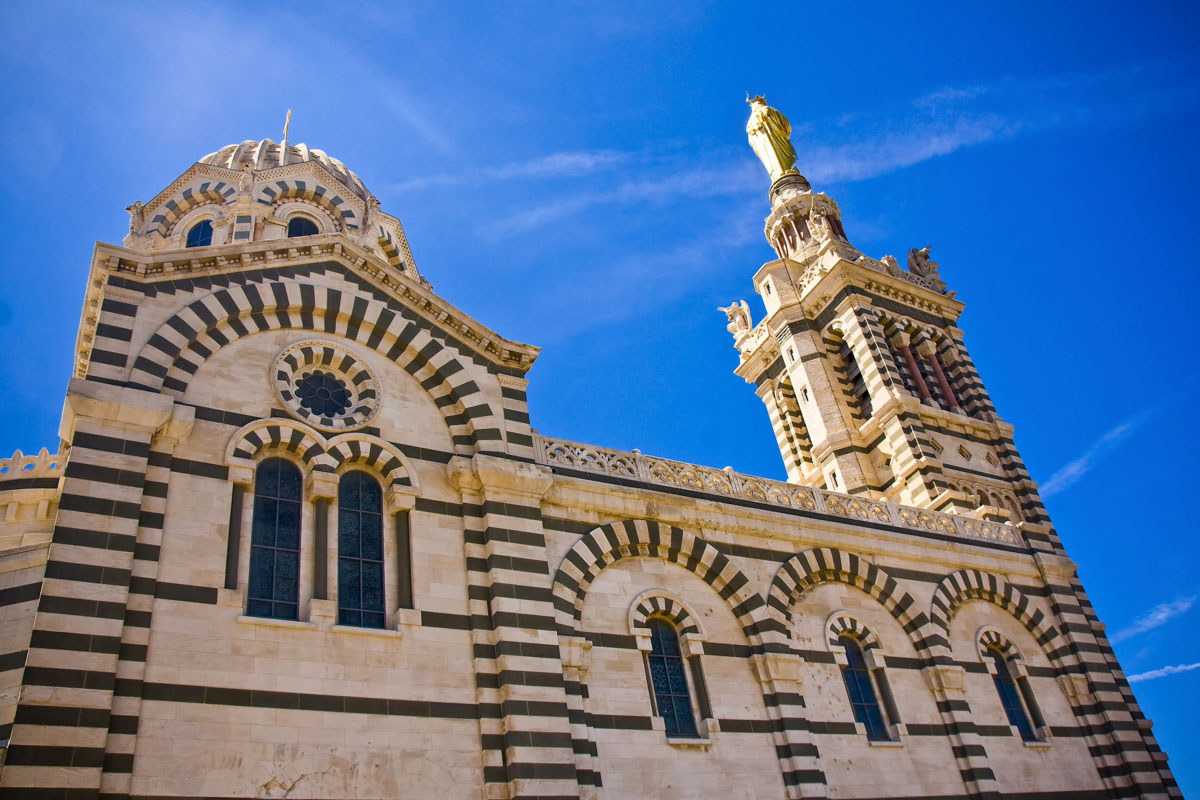 Architekt der katholischen Basilika Notre Dame de la Garde in Marseille, Frankreich, war der protestantische Jacques Henri Espérandieu, damals erst 23 Jahr alt