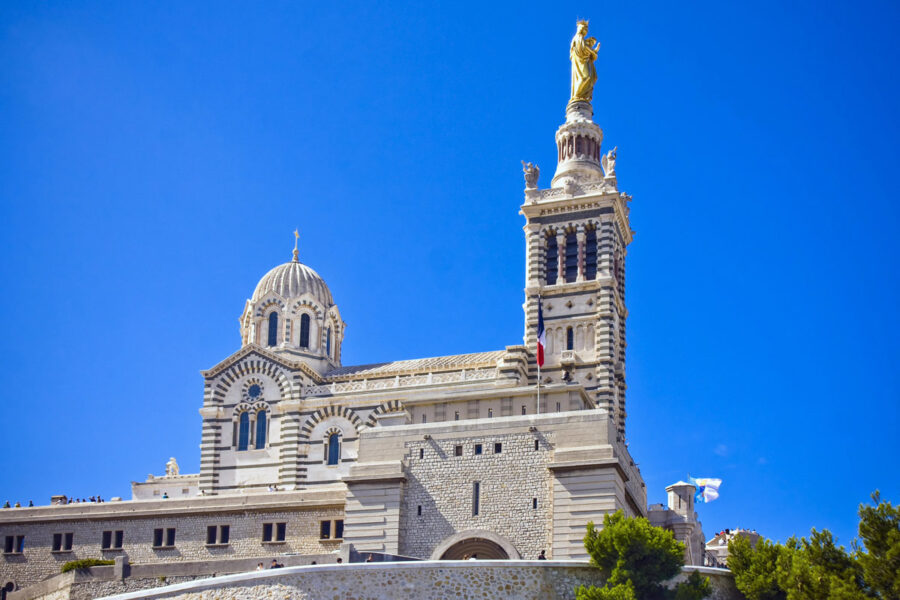 Die weithin sichtbare Basilika Notre Dame de la Garde ist als Wallfahrtskirche und Wahrzeichen von Marseille beliebtes Ziel für Pilger und Touristen, Frankreich  - © Anilah / Shutterstock