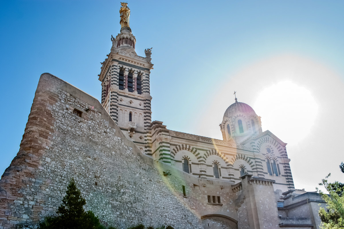 Die stolze Basilika Notre Dame de la Garde thront als Wallfahrtskirche und Wahrzeichen von Marseille, Frankreich, auf dem höchsten Hügel der Stadt