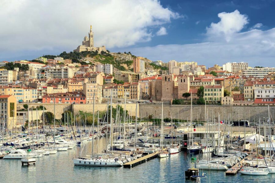 Erbaut auf den Grundmauern einer Festung aus dem 16. Jahrhundert wacht die Basilika Notre Dame de la Garde bis heute über die Fischer und Seeleute von Marseille, Frankreich - © Alvov / Shutterstock